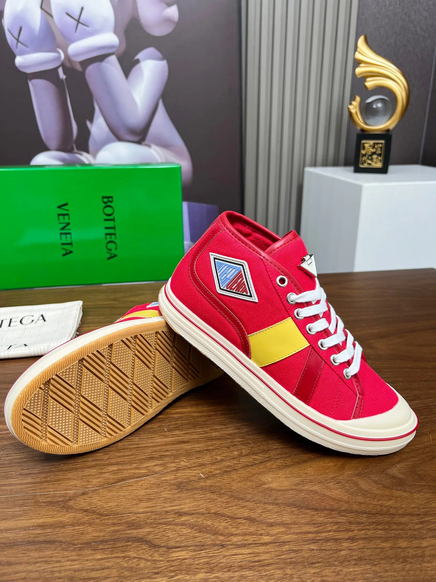 Men's men's shoes 💰520💰 Bottega Veneta BV's latest Eliot series retro basketball shoes casual sports canvas shoes 🔥Become a god when it is launched!🔥 Inspired by retro basketball sneakers, the color combination highlights youthful vitality and perfectly interprets the theme of youth and childlike innocence. The details are also very particular. The summer canvas brings excellent durability and comfort. Designs such as calfskin trim, rubber toe caps and hand-painted retro red lines are full of retro feel. The round toe and convex sole add a modern feel and are suitable for various styles. Easily create a fashionable atmosphere. The upper foot is the focus...can be worn as a couple's shoes...The red lines on each shoe edge are hand-painted, which adds more taste and attitude! ✦Fabric: Original customized high-density canvas + cowhide ✦Inner lining: original customized breathable canvas ✦Insole: movable latex cowhide insole ✦Sole: original molded non-slip and wear-resistant TPU material ✦Sole thickness: 3cm ✦Number of sizes: female size 35--40, female 40 is customized and non-returnable ✦Number: male size 39--45, male 45 is customized and non-returnable